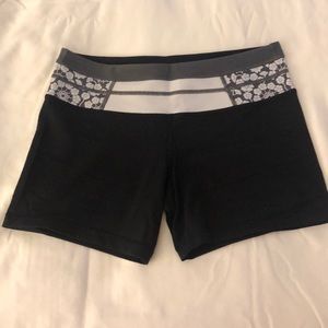 Lululemon reverse groove shorts (regular) - size 8